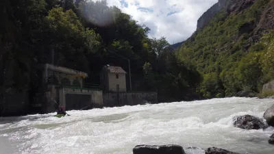 le barrage gonflable de Mecosse vue d'en bas, passe au milieu si le niveau est haut, sinon par la vane RD pour éviter le rappel.