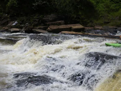 petit rapide typique de la rivière