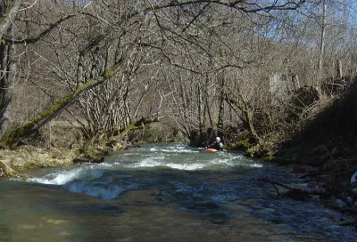 Vers le départ, parcours champêtre en classe III, pas énormément d'eau (quoique largement faisable)mais on n'est pas encore arrivés à la résurgence.