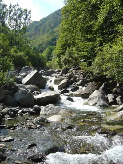 La fin dans l'enchaînement de "l'Ejaculateur". Avec cette photo presque à sec, vous pouvez juger du lit assez bien formé du Joeu, composé de rochers lisses.