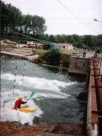 mini-frestyleur en surf sur la rive droite 