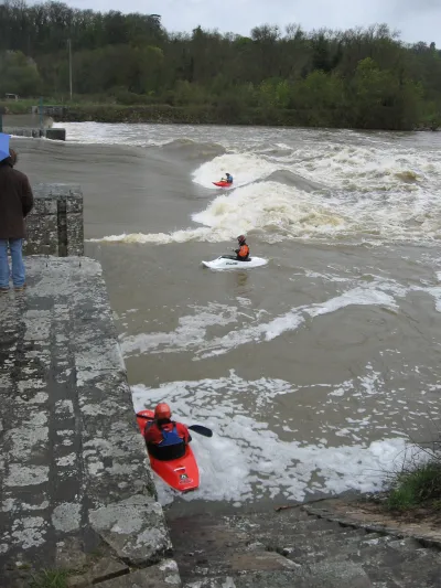 Je reviens a l'instant d'une petite session : niveau  a 200m3/s du monde avec pal mal de belle figure 
(ps: sur la photo je suis en bas : trop peur ! il faut savoir dire non de temps en temps )