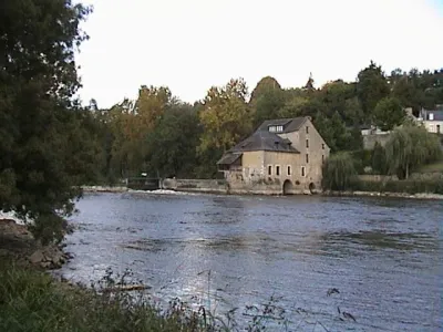 Vue d'ensemble du site avec la vanne située sur la gauche du Moulin.