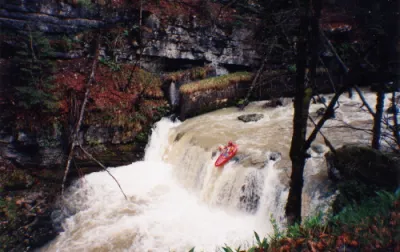 Seuil d'entre de la gorge, rider Manu Bornard, Photo archive Attitude Outdoor.