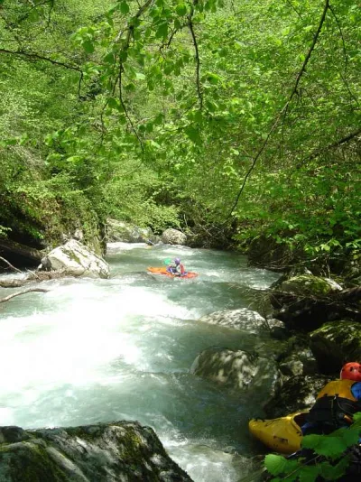Premi&egrave;re gorge par bon niveau, plaisir d'une naviguation manoeuvri&egrave;re. Stops et chicanes dans tous les coins pour les amateurs.