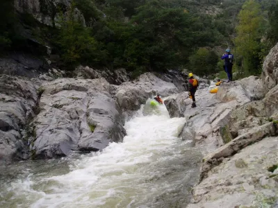 des gorges ouvertes taillées dans la roche mère.