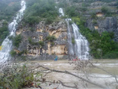 dans les gorges ,avec de l'eau:des resurgences de partout.