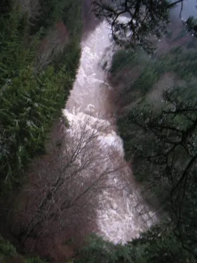 Les eaux blanches lors de la crue de décemnbre 03, vue de la route touristique. Photo: Philippe Montbel