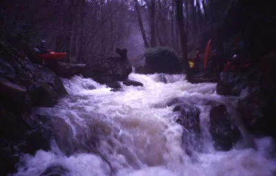 après un arbre génant en entrée, (occasionant encore un portage), ce seuil précède un couloir esthétique (mais avec un rappel : gaffe !)