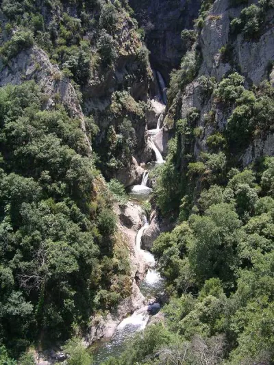 vu d'ensemble du défilé final : c'est déjà un niveau sportif en canyon niveau du 03/07/04(limite supérieure pour les franchissements à la nage). On notera que l'émulsion atteint la moitié des 1ère et 3ième vasques sous le dernier rappel (chute du haut).