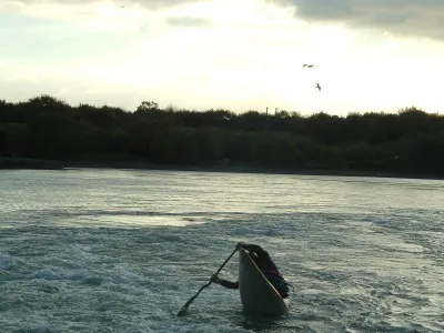 c'est mieu de l autre coté dquand letang ce vide apres deux heure de mareedescendante ces la que la vague ce forme ce cotee la es bien pour pouvoir faire de la navigation en bateau mes previligier les polyetilene car les fibre prennent des coup avec les cailloux remplis d'huitre bonn navigation a tout le monde 