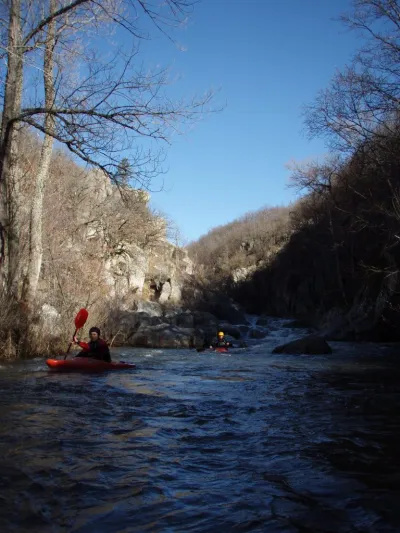 On peut apercevoir la sortie des gorges en arriere plan.