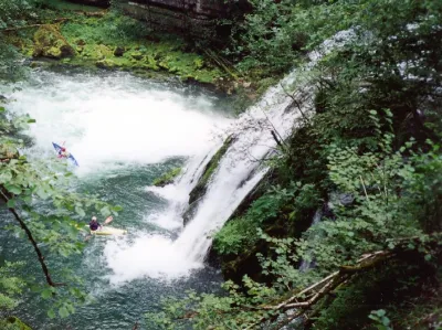 Le deuxième (ex)infran : Chute de 12m.
Portage RG.
Attention ! débarquer longtemps avant, car ça glisse...
Peut se passer côté gauche si débit adapté
