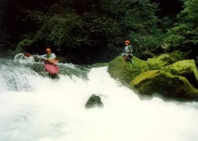 Milieu du parcours,
la gorge oblique à droite.
Le seuil se passe en travers en tirant à droite pour éviter la réception dans les cailloux.