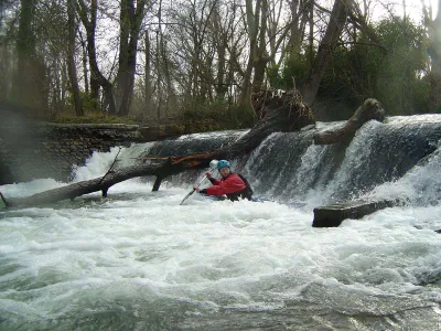 Chaussée de l'usine franchissable près de la rive droite, 360° à gogo en rive gauche. (echelle juste au dessus 68 cm = environ 4,5 m3 = petit niveau).