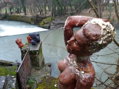 la chaussée d'OX avec des belles sculptures en rive gauche qui gardent le passage (il y a aussi l'échelle) au même endroit) 