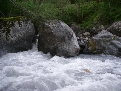 Photo du seuil bouché par les cailloux, l'eau à creusé la berge