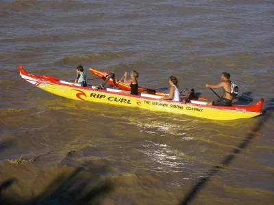 Toutes sortes d'embarcations sur le mascaret: stand up surf, surf, kayaks, canoës, pirogues, bodyboards, wave-skis,...