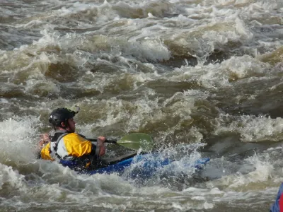 Ronan dans le creux de la deuxième vague, au pied du barrage