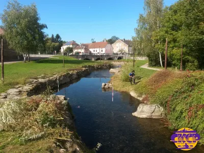 Bassin en cours de nettoyage en basse-eaux (été)