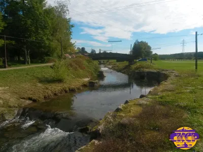 Bassin en cours de nettoyage en basse-eaux (été)