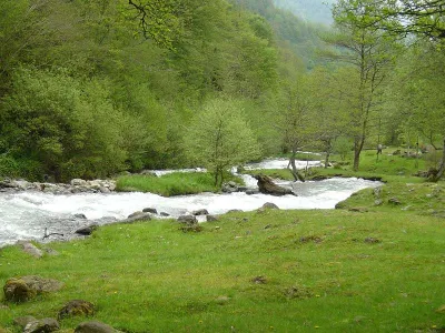 La rivière au parking de La Pucelle, terminus de la route.
