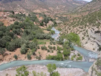 Vue de la rivière depuis la piste 500 m en amont du pont d'embarquement de Tillouguite. Débit 15 m3/s environ.