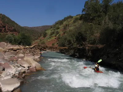 Quelques passerelles rappellent que malgré les apparences les gorges ne sont pas complétement désertes.  