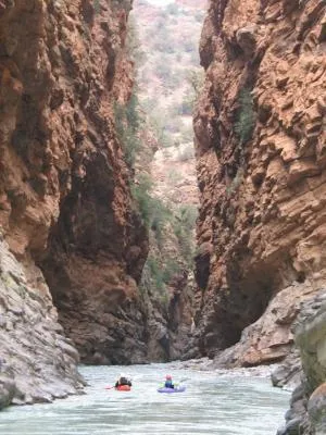 Les mâchoires de la seconde gorge se resserrent sur les 2 kayakistes qui semblent bien minuscules.

On arrive au terme d'un parcours tout bonnement exceptionnel !