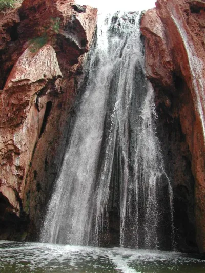 faites l'effort de monté au dessus des résurgences et vous trouverez cette jolie chute.
