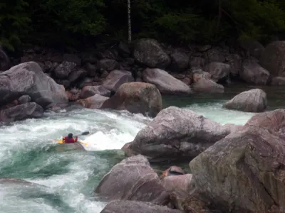 12/05/2017, ~25 m3/s à Lavertezzo. Premier rapide notable, peu après l'embarquement. Ambiance volume !