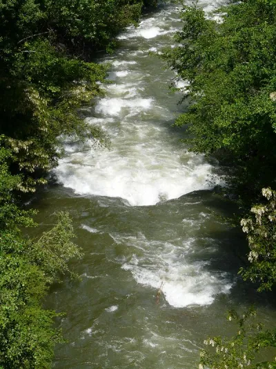 Vue depuis le Pont aval de Ria du seuil naturel bien scotchant (Mai 2009)