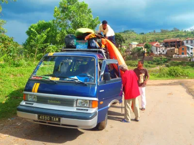 arrivée en taxi brousse village d'Ampephy