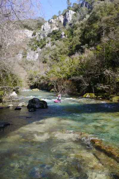 A l'embarquement sur des eaux translucides qui oscillent entre vert et bleu.