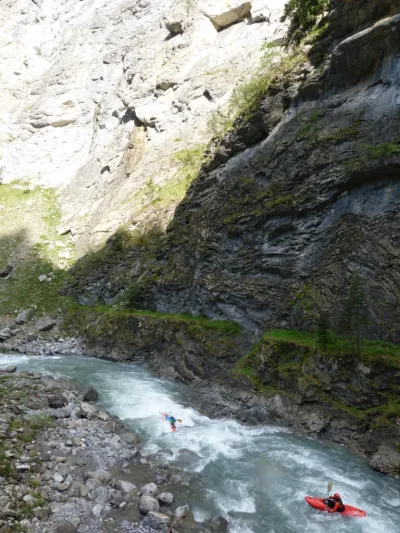 Sous le deuxième pont, dernier passage en classe 4 à la sortie des gorges. Ensuite, accalmie de classe III jusqu'au rapide d'Uvernet à l'arrivée.