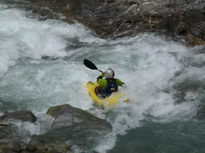 Zoom sur le passage 4 qui suit le pont de la sortie des Gorges et qui marque la fin des difficultés, à l'exception du long rapide final d'Uvernet.