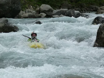 Derniers instants de concentration pour terminer la descente dans le rapide d'Uvernet (4+).