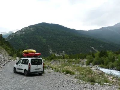 A l'embarquement sous l'éboulis à l'époque où on pouvait s'y rendre en voiture. On distingue la plage en contrebas et le Fort de Tournoux, en face sur les hauteurs, qui surplombe l'Ubaye. Accès conseillé à pied par la piste maintenant, le portage est facile.
