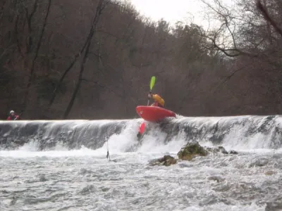 Saut du barrage (hauteur 1m), giclée conseillée du fait du rappel en réception, sinon une passe reste possible à l'extrême droite.