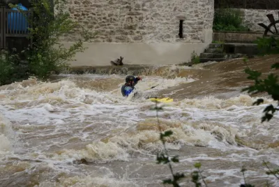 Surf de Lolo dans le vortex, par petit niveau rouge.
