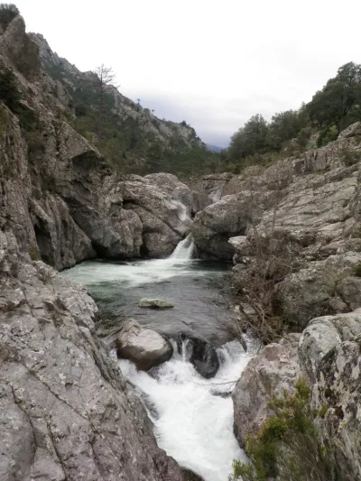 La Fusée au fond et son drossage à éviter rive droite et au premier plan l'entrée d'un passage 6 ou X dont le portage physique est conseillé rive gauche car il s'agit d'un "MUST RUN".