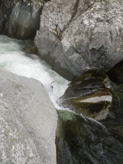 Christian dans l'étroiture dont le franchissement est déconseillé aujourd'hui suite à la disparition d'un nageur dans le bassin de réception qui communique avec une rivière souterraine. Le portage peut s'effectuer en rive gauche avec un réembarquement à l'américaine un peu scabreux.