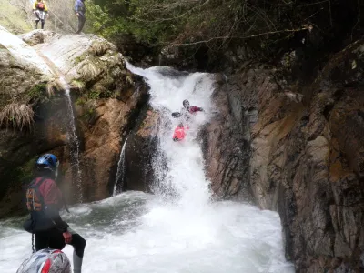 La première chute où il vaut mieux mettre la pointe légèrement à droite pour ne pas finir dans le contre prison.