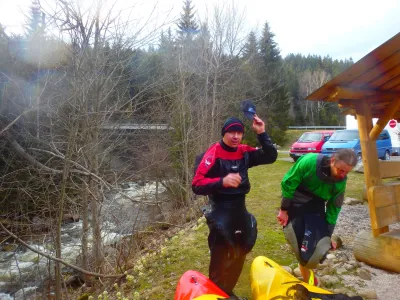 Débarquement avec l'équipe de choc. A droite, le quadruple champion de Pologne de kayak de rivière.