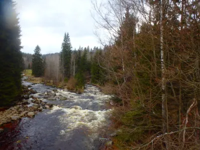 Confluence avec la Jizera. La mumlava est la rivière qui arrive de la droite, cachée derrière les arbres sur la photo. On débarque juste avant. Ou alors, on enchaîne directement avec la Jizera, quand le niveau le permet.