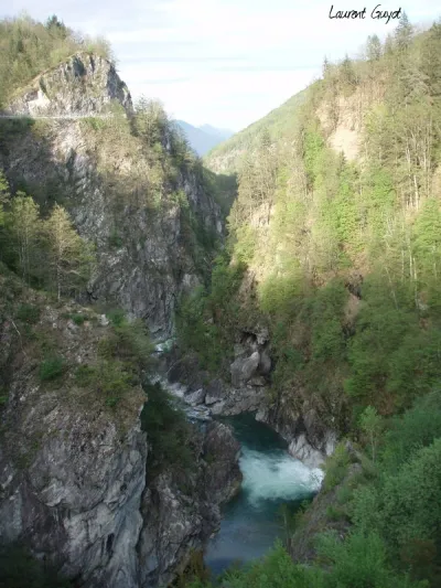 La gorge vue de l'embarquement. Notez la sortie d'eau en rive droite.