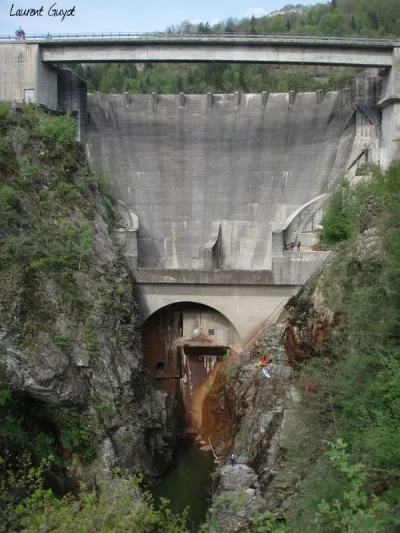 Le barrage de Camedo. Faites un zoom, il y a des kayakistes sur la photo !