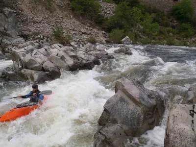 Le rapide de la vrille (25 m3). Régis à la sortie du rapide.
