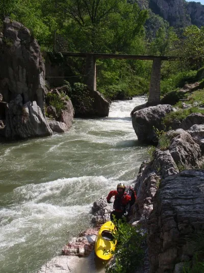Vue depuis la berge, vers l'amont du pont sous lequel se situe le bon trou à "taules" (Mai 2009)