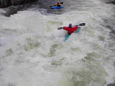 arrivée de la triple chute à 28m3. au dessus de 20 m3, il faut arriver le plus à droite possible afin d'éviter l'énorme rouleau d'arrivée à gauche avec sa zone de cisailement centrale